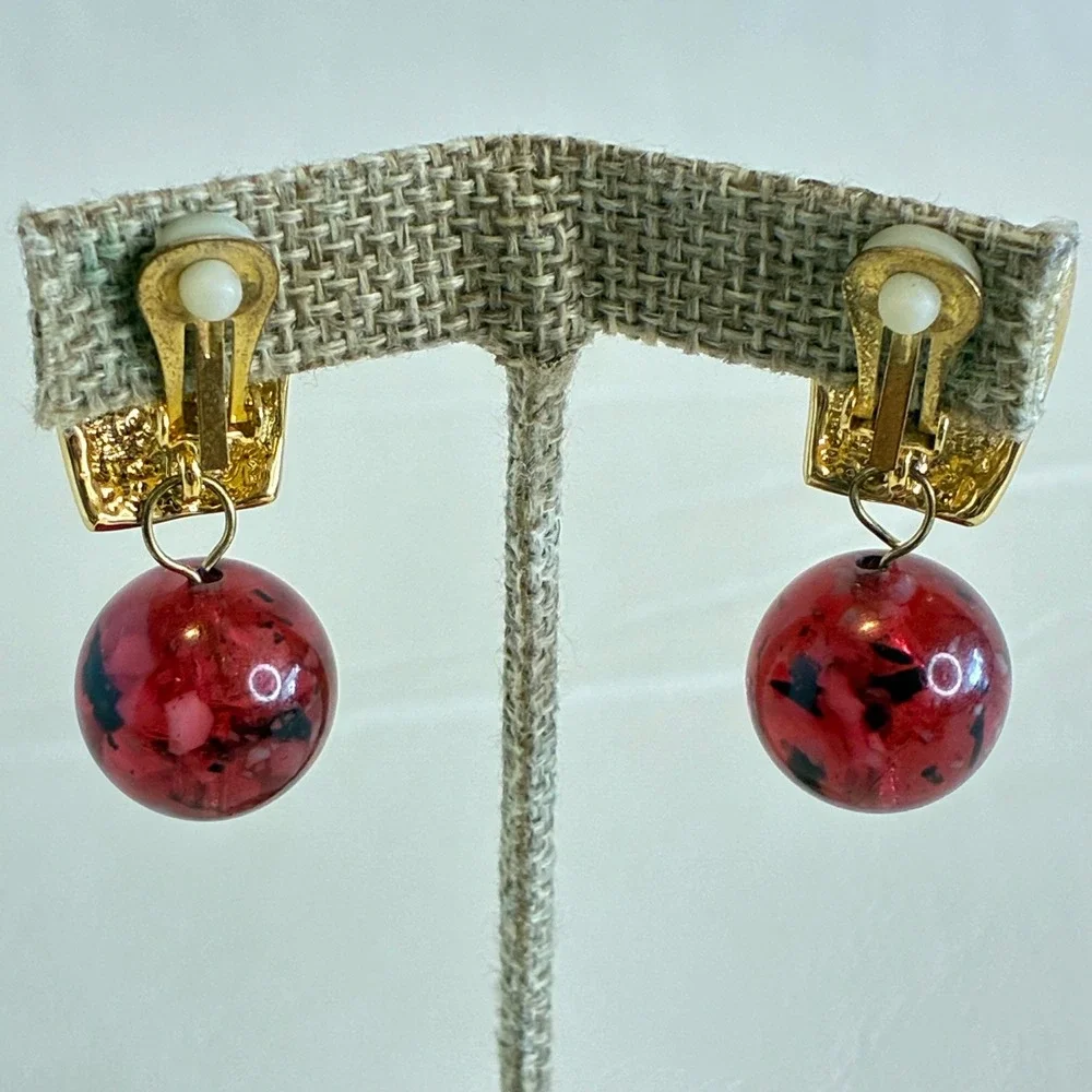 Vintage Gold Tone Clip‎ On Earrings Marble Red Confetti Lucite Bead Geometric